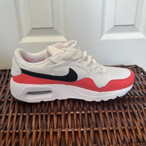 Women’s Nike Shoe - Picture 4 of 6